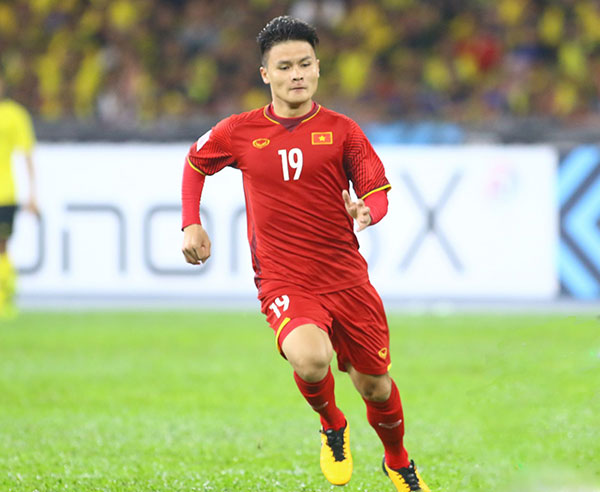 Cầu thủ Nguyễn Quang Hải tập luyện, giao lưu tại Cần Thơ - Báo Cần Thơ Online