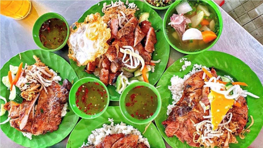 Cơm Tấm 3 Ghiền Phú Nhuận là quán cơm tấm lâu đời ở Sài Gòn.