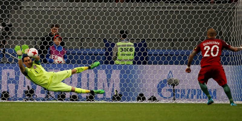 Claudio Bravo - Thủ môn huyền thoại người Chile