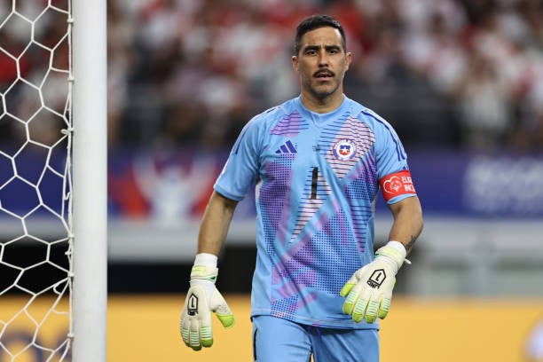 Claudio Bravo là cầu thủ lớn tuổi nhất trong lịch sử Copa America