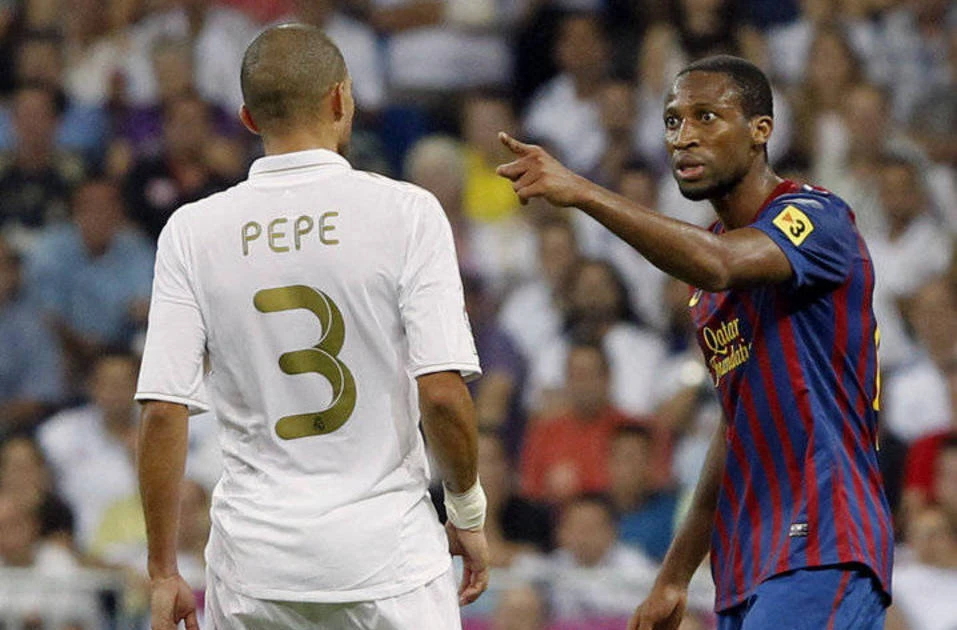 Cựu cầu thủ Barca từ chối bắt tay rồi ném chai nước vào Pepe